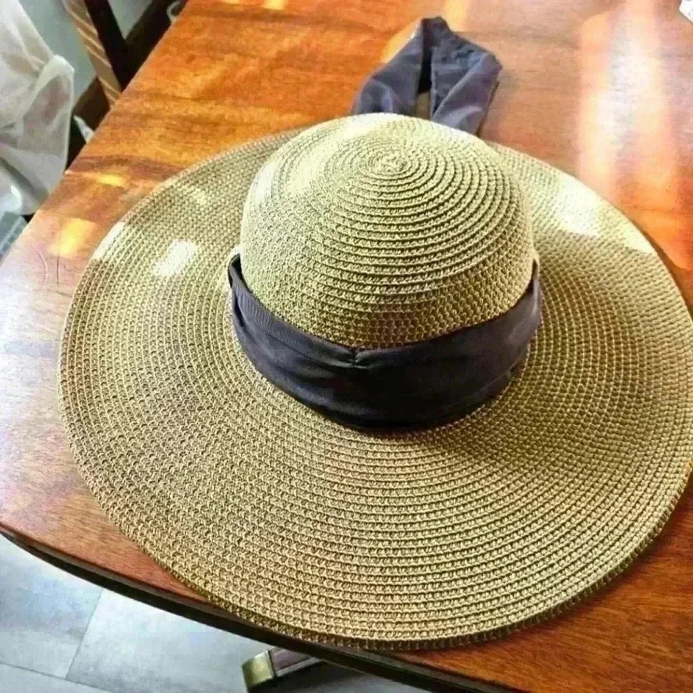 Milani Sun hat. Brown & Black weave with Brown Fabric ribbon 🎀 around.